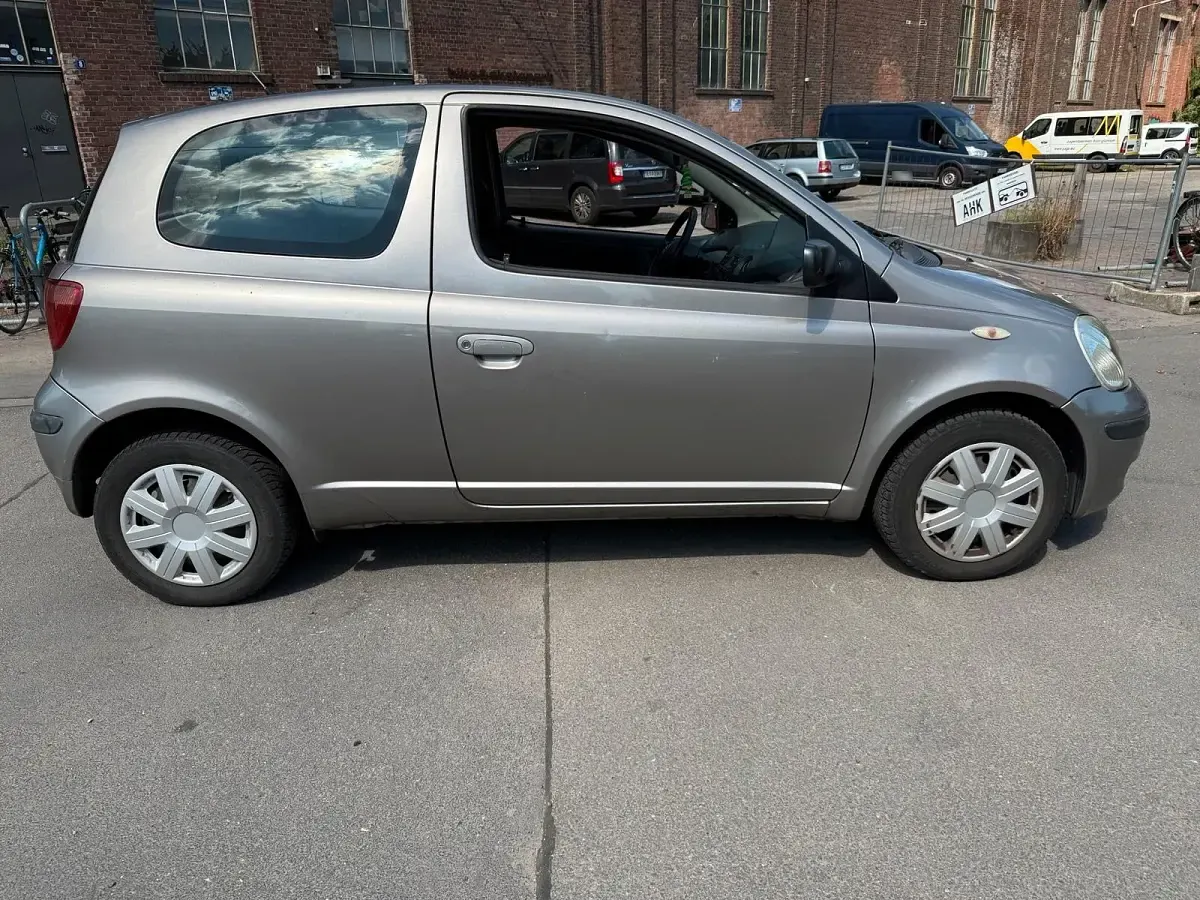 Gebraucht Toyota Yaris 65 PS (47 kW) 2004 Grau Kleinwagen