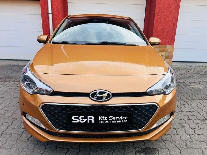 Gebraucht Hyundai i20 84 PS (61 kW) 2015 Gold Limousine