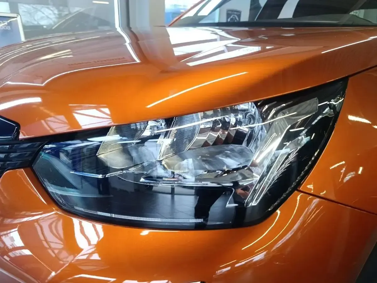 Gebraucht Peugeot 2008 Active 101 PS (74 kW) 2023 Metfa orange fusion SUV