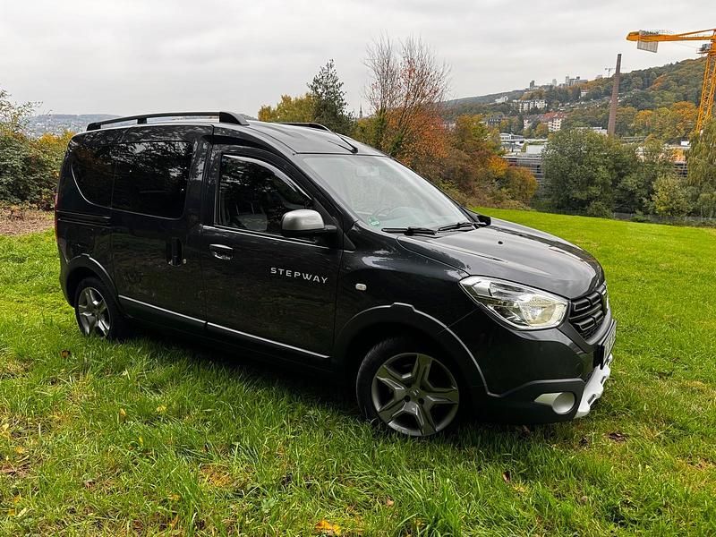 Grau Gebraucht 2020 Dacia Dokker Stepway Van / Kleinbus | 11.499 € (Fairer Preis) - Bild 1/4