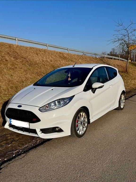 Weiß Gebraucht 2014 Ford Fiesta Sport Kleinwagen | 9.500 € (Fairer Preis) - Bild 1/4