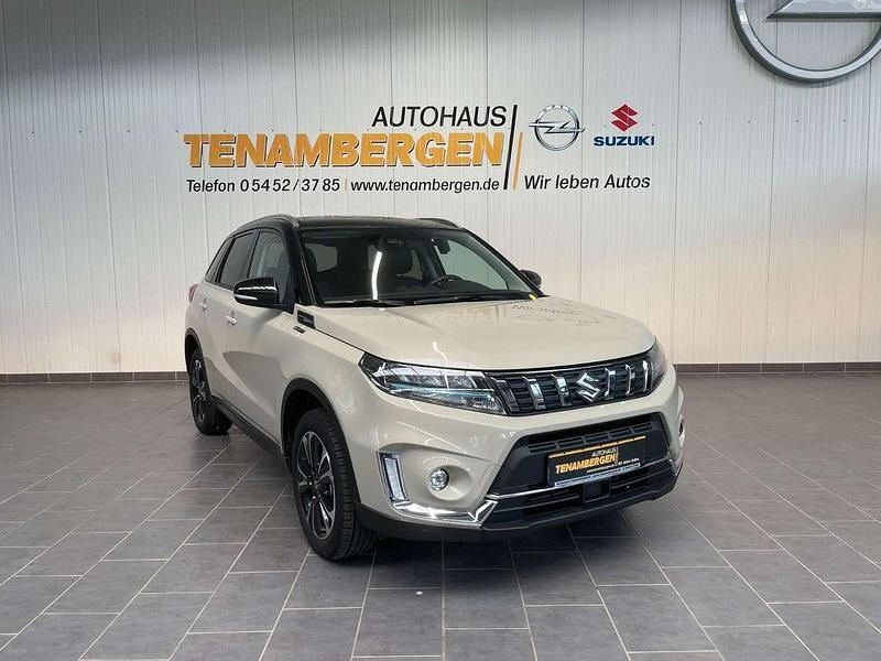 Savannah ivory Gebraucht 2022 Suzuki Vitara Comfort+ SUV | 23.900 € (Fairer Preis) - Bild 1/4