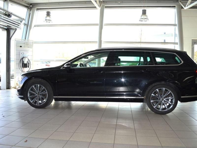 Gebraucht VW Passat Elegance 200 PS (147 kW) 2022 Deep black perleffekt (metallic) Kombi