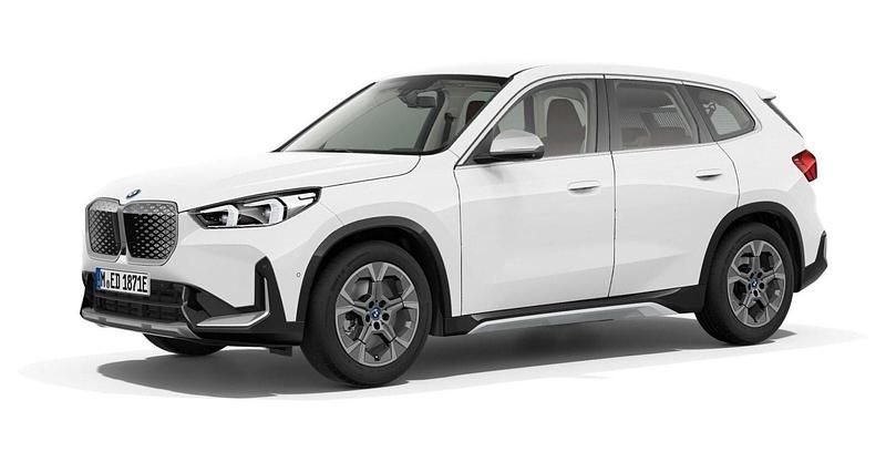 Weiß Gebraucht 2024 BMW iX1 Luxury Line SUV | 45.994 € (Fairer Preis) - Bild 1/4
