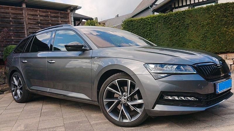 Grau Gebraucht 2023 Skoda Superb Kombi | 37.900 € - Bild 1/4