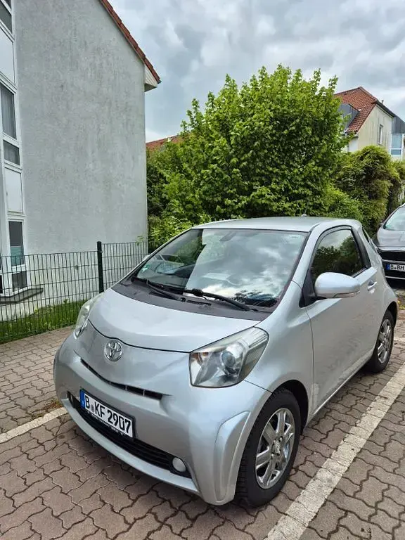 Second-hand Toyota iQ 68 CP (50 kW) 2013 Argintiu Hatchback