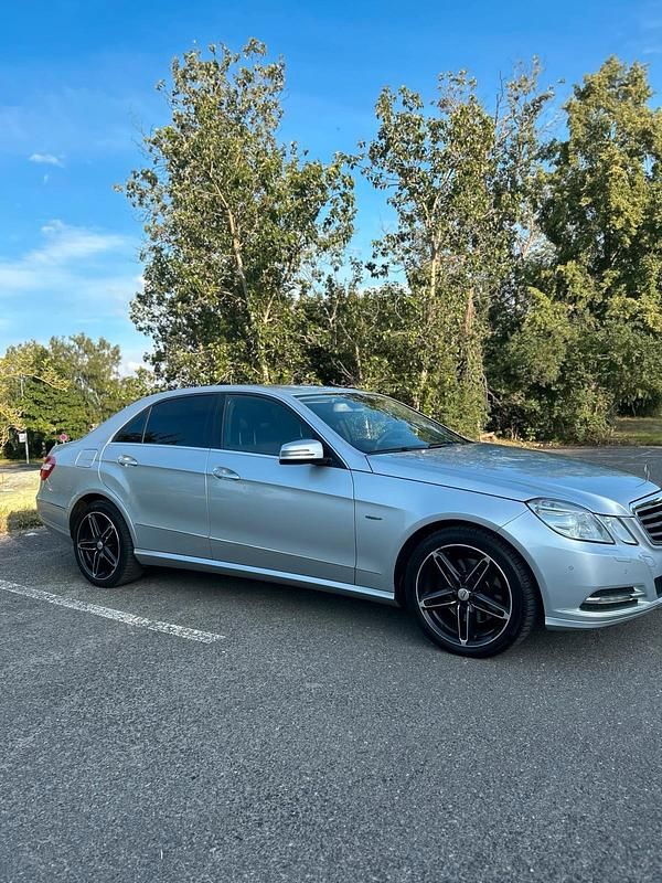 Silber Gebraucht 2010 Mercedes E300 Limousine | 8.900 € (Fairer Preis) - Bild 1/4