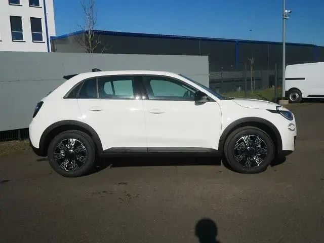 Neu Fiat 600 Icon 110 PS (80 kW) 2026 Gelato weiss SUV