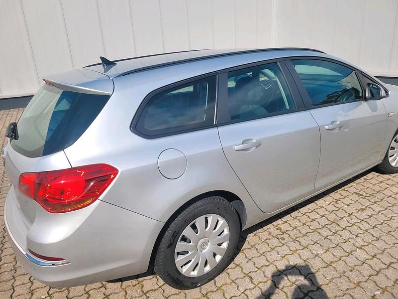 Gebraucht Opel Astra 122 PS (89 kW) 2014 Silber Kombi