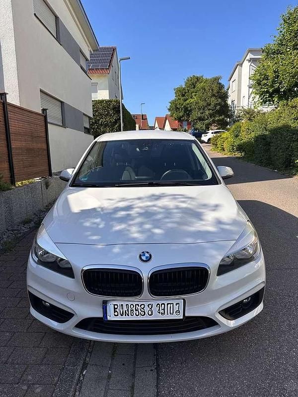 Weiß Gebraucht 2018 BMW 220 Gran Tourer Advantage Van / Kleinbus | 15.500 € (Guter Preis) - Bild 1/4