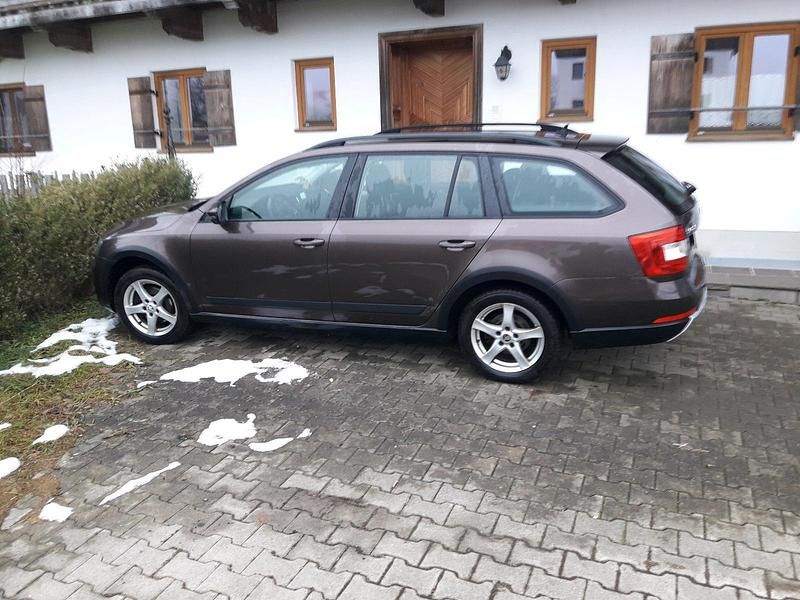 Braun Gebraucht 2015 Skoda Octavia Scout Scout 4x4 Kombi | 13.900 € (Fairer Preis) - Bild 1/4