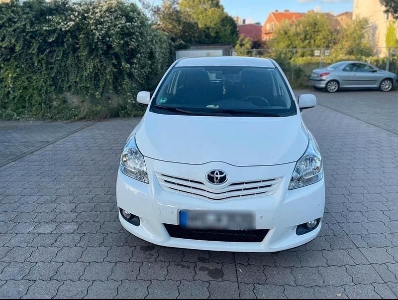 Gebraucht Toyota Verso 116 PS (85 kW) 2012 Weiß Van / Kleinbus