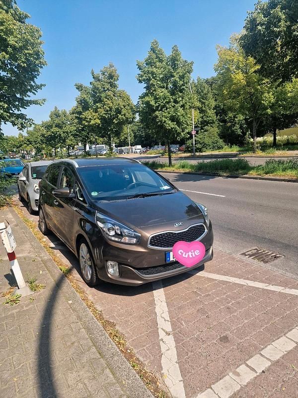 Braun Gebraucht 2016 Kia Carens Van / Kleinbus | 11.000 € (Fairer Preis) - Bild 1/4