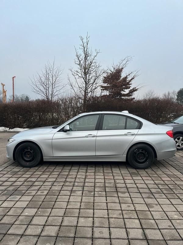 Gebraucht BMW 318 143 PS (105 kW) 2013 Silber Limousine