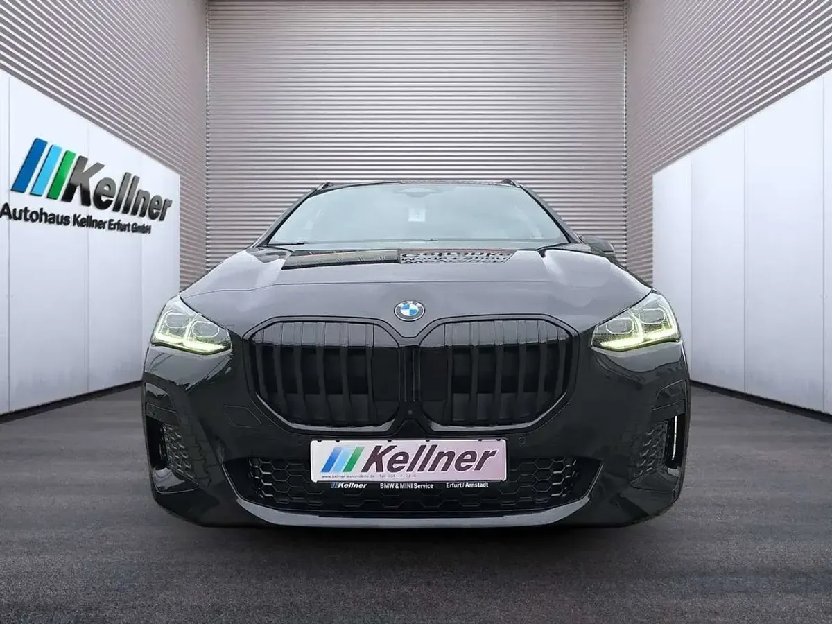 Gebraucht BMW 220 M Sport 177 PS (130 kW) 2025 Saphirschwarz Van / Kleinbus
