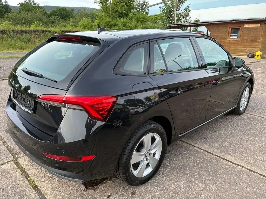 Gebraucht Skoda Scala Ambition 110 PS (80 kW) 2023 Schwarzmagic perleffekt Kleinwagen