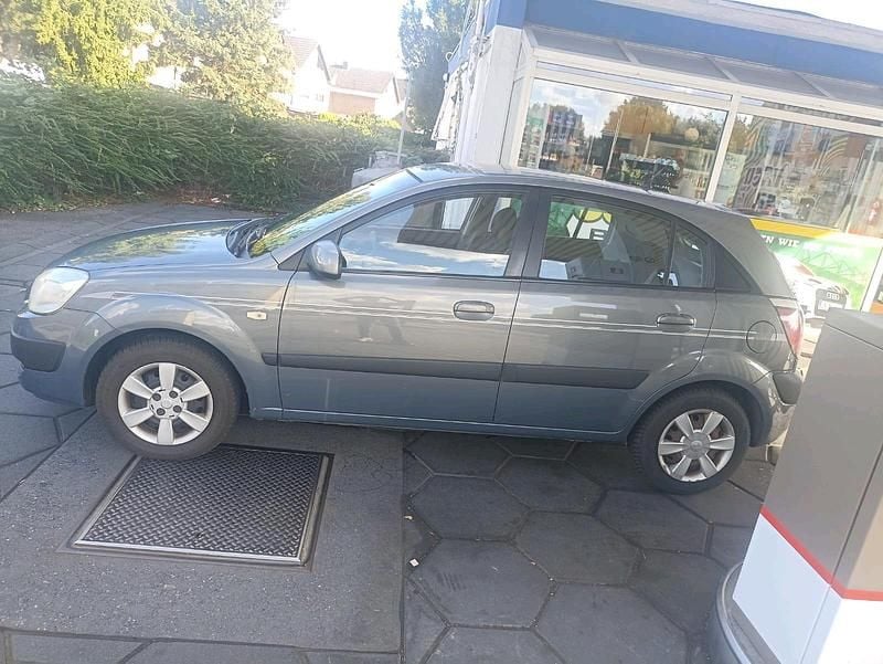 Grün Gebraucht 2006 Kia Rio 2 Kombi | 2.000 € (Fairer Preis) - Bild 1/4