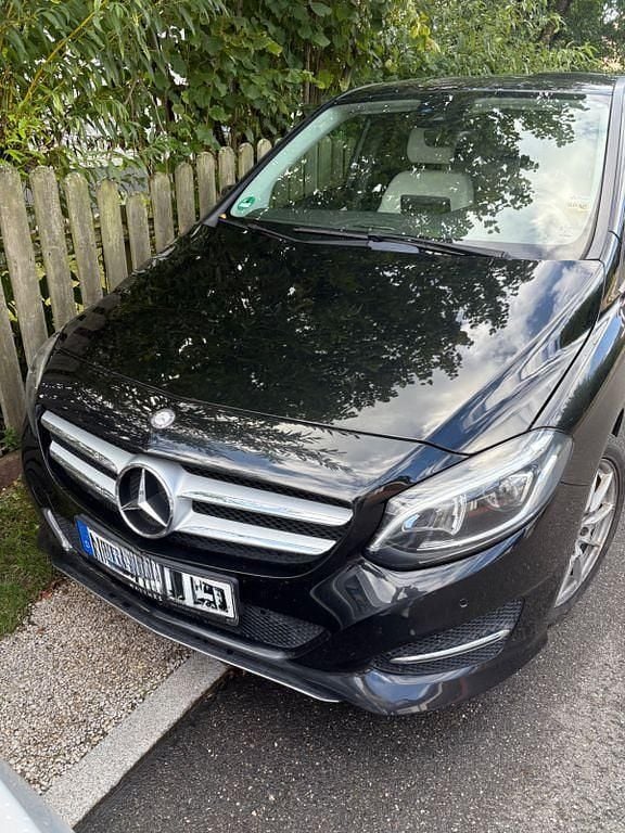 Schwarz Gebraucht 2016 Mercedes B200 Van / Kleinbus | 8.500 € (Guter Preis) - Bild 1/4