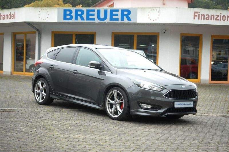 Grau Gebraucht 2015 Ford Focus Titanium Limousine | 11.770 € (Etwas zu teuer) - Bild 1/4