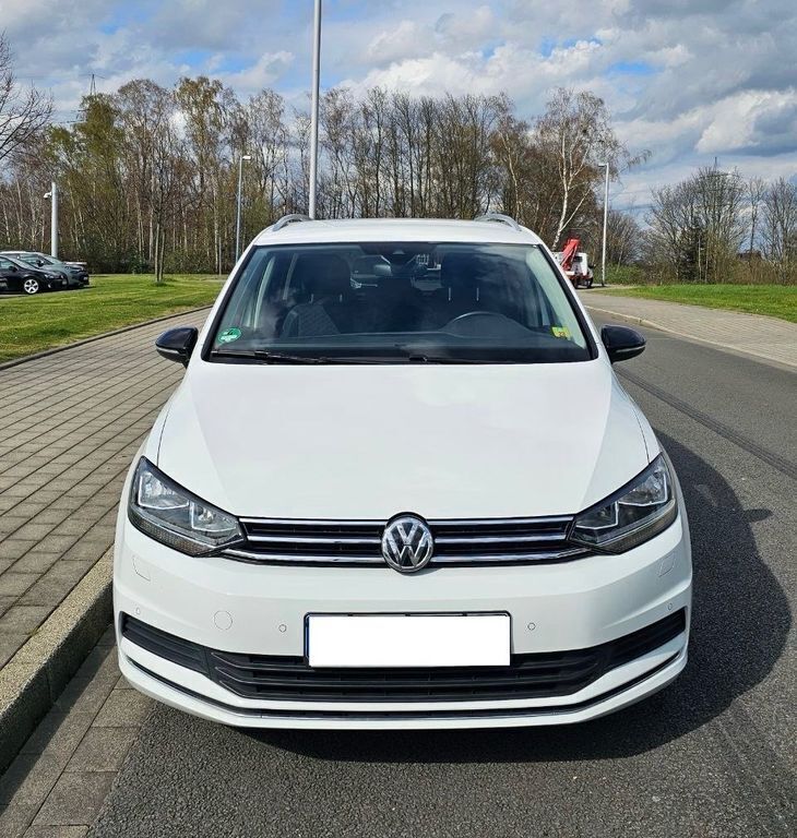 Weiß Gebraucht 2019 VW Touran IQ Drive Van / Kleinbus | 20.500 € (Guter Preis) - Bild 1/4