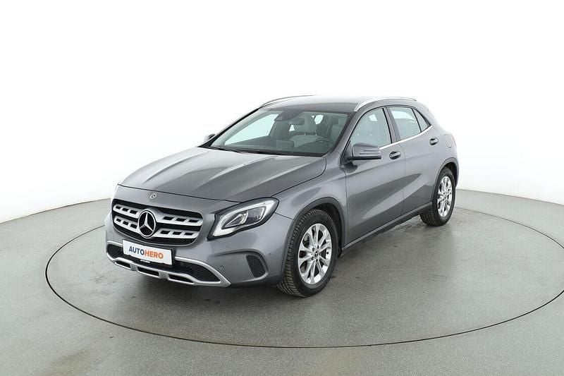 Grau Gebraucht 2017 Mercedes GLA220 Urban SUV | 21.150 € (Fairer Preis) - Bild 1/3