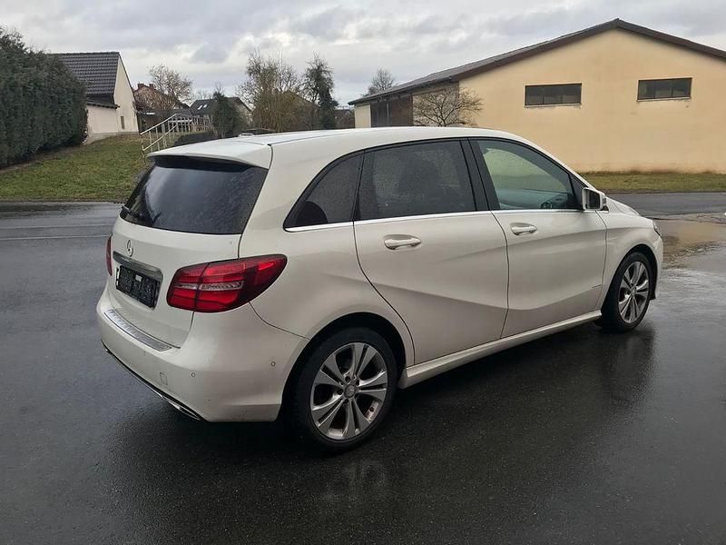 Gebraucht Mercedes B200 156 PS (114 kW) 2014 Weiß Van / Kleinbus