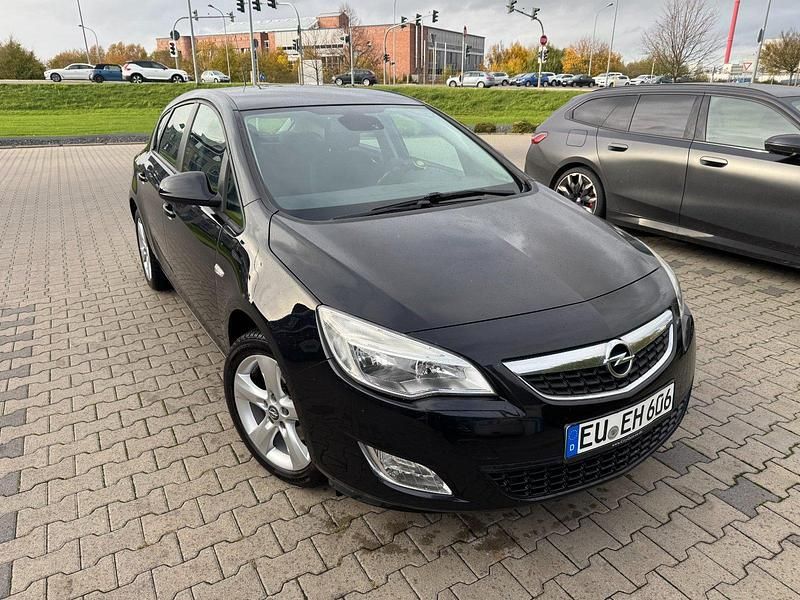 Schwarz Gebraucht 2011 Opel Astra Limousine | 4.950 € (Etwas zu teuer) - Bild 1/4