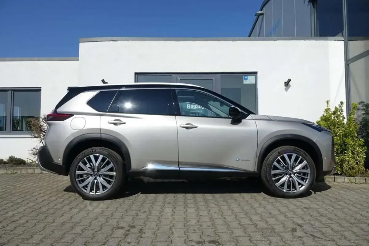 Neu Nissan X-Trail Tekna+ 213 PS (156 kW) 2026 Silber SUV