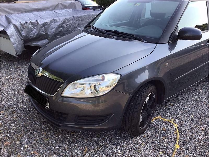 Grau Gebraucht 2012 Skoda Fabia Active Limousine | 1.950 € (Superpreis) - Bild 1/4