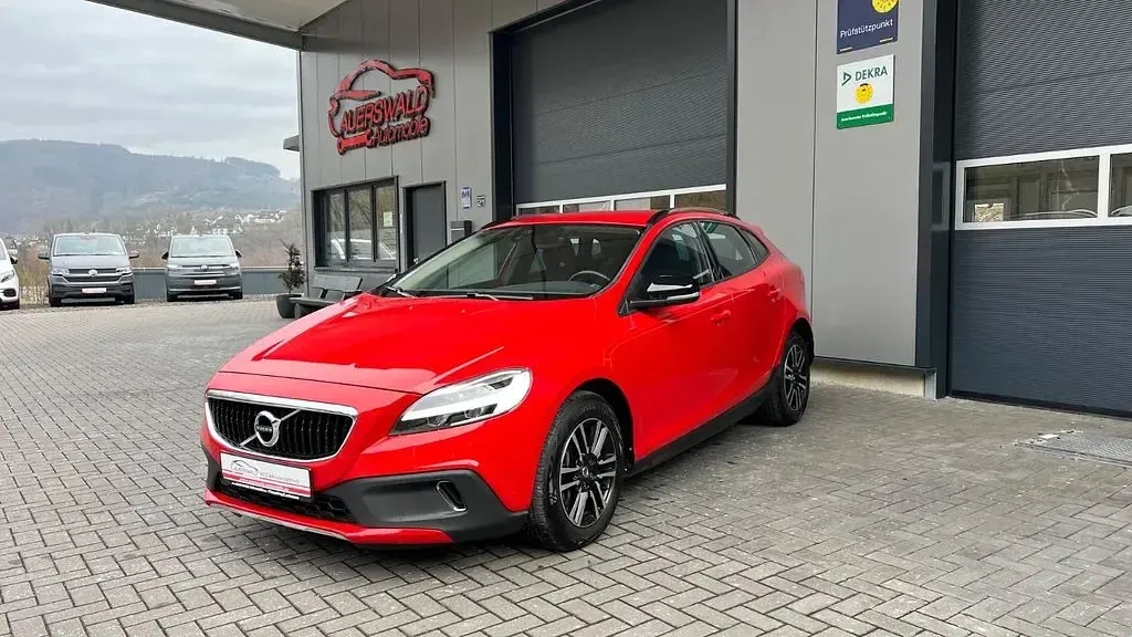 Gebraucht Volvo V40 CC Momentum 190 PS (139 kW) 2016 Rot Kombi