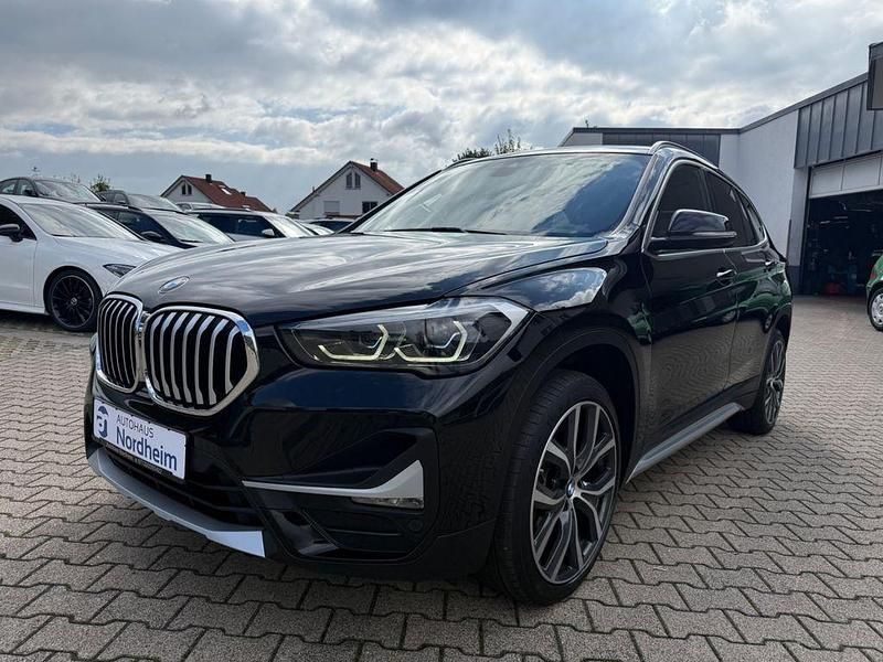 Schwarz ii/bonnet fluid black Gebraucht 2020 BMW X1 xLine SUV | 24.990 € (Fairer Preis) - Bild 1/4