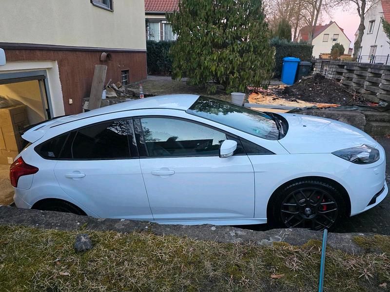 Gebraucht Ford Focus ST 250 PS (183 kW) 2013 Weiß Limousine
