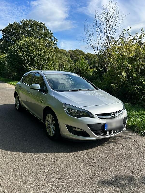 Grau Gebraucht 2013 Opel Astra Kleinwagen | 6.000 € (Fairer Preis) - Bild 1/4