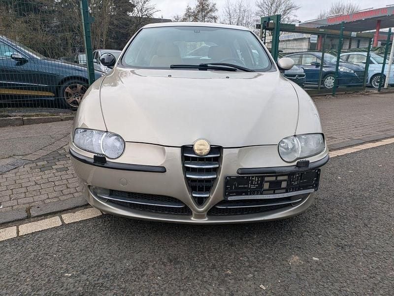 Gebraucht Alfa Romeo 147 Distinctive 105 PS (77 kW) 2004 Gold Kleinwagen