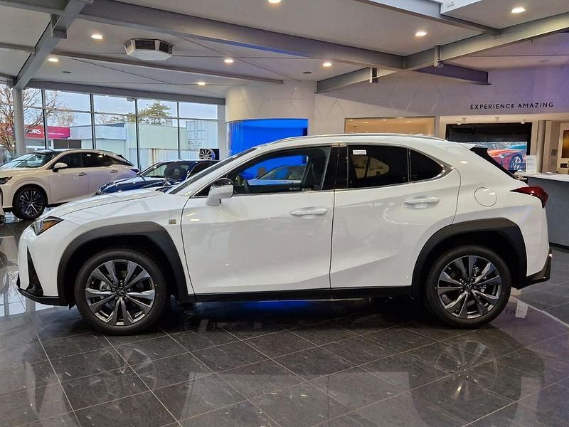 Neu Lexus UX 300h Sport Design Packet 199 PS (146 kW) 2025 Weiß SUV