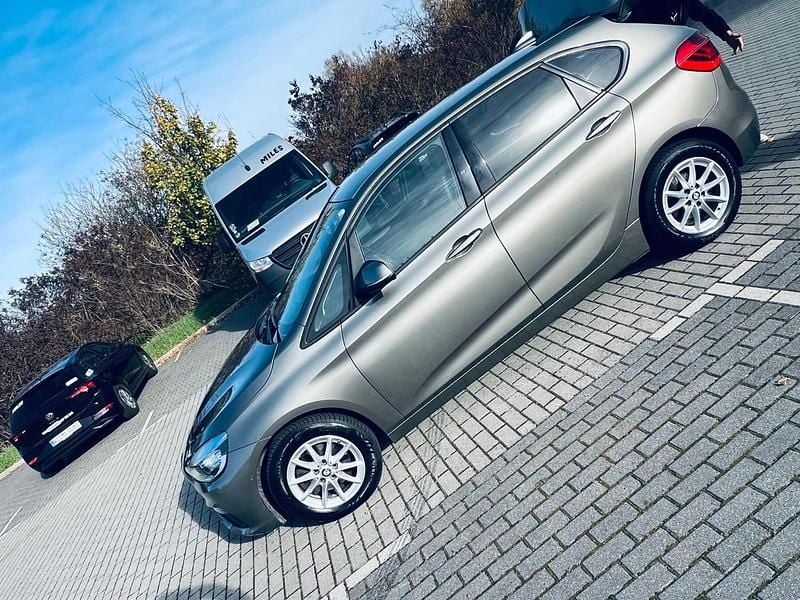 Grau Gebraucht 2015 BMW 218 Limousine | 13.799 € (Fairer Preis) - Bild 1/4