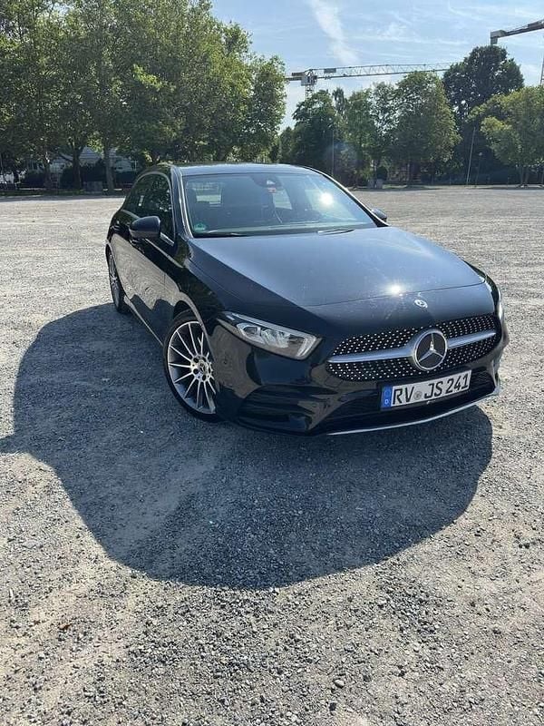Schwarz Gebraucht 2019 Mercedes A250 AMG line Limousine | 28.999 € (Etwas zu teuer) - Bild 1/4