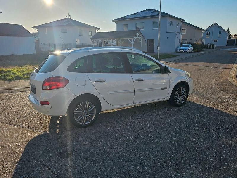 Gebraucht Renault Clio II Luxe 101 PS (74 kW) 2010 Weiß Limousine