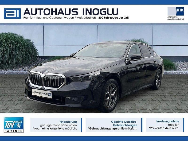 Schwarz black sapphire metallic (metallic) Gebraucht 2025 BMW 520 Comfort Edition Limousine | 43.780 € (Guter Preis) - Bild 1/4