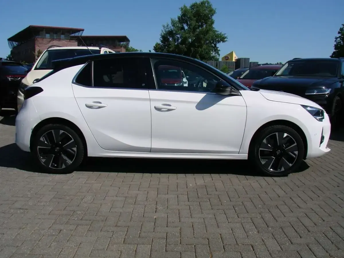 Gebraucht Opel Corsa-e Ultimate 100 kW (136 PS) 2022 Brillant weiss Kleinwagen