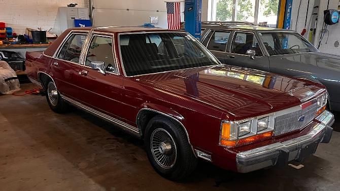 Rot Gebraucht 1989 Ford Crown Limousine | 10.990 € - Bild 1/4