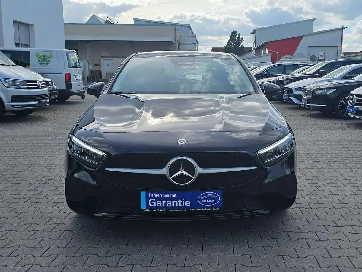 Gebraucht Mercedes A180 116 PS (85 kW) 2025 Nachtschwarz  unilack Kleinwagen