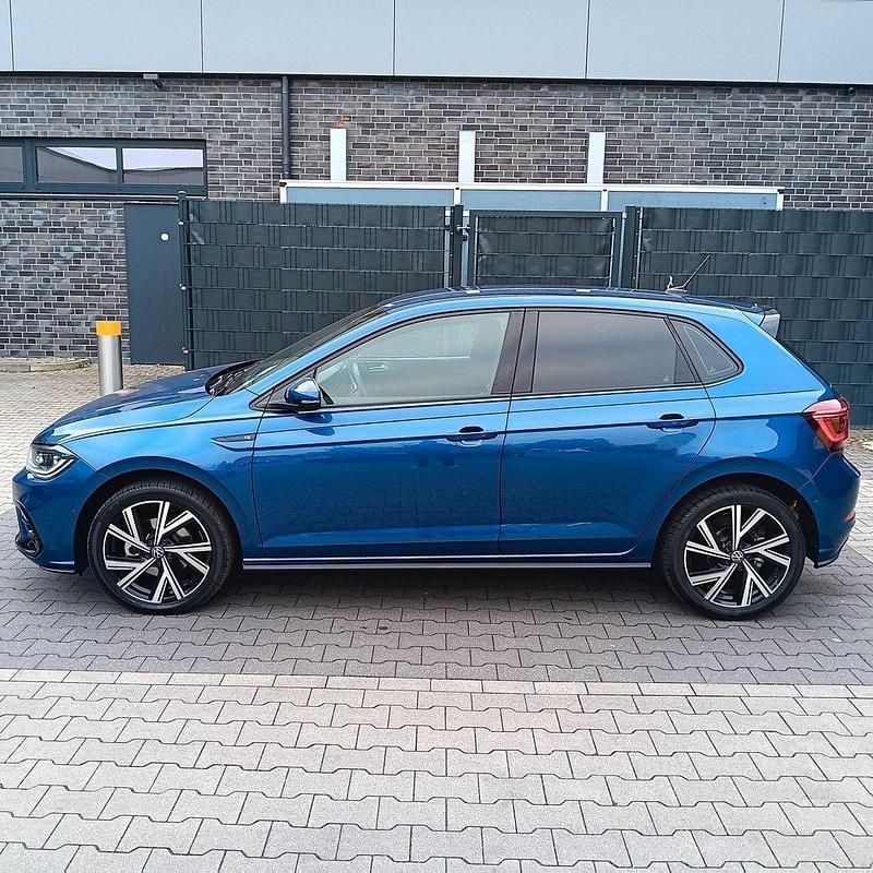 Blau Gebraucht 2024 VW Polo R-line Kleinwagen | 21.900 € (Guter Preis) - Bild 1/4