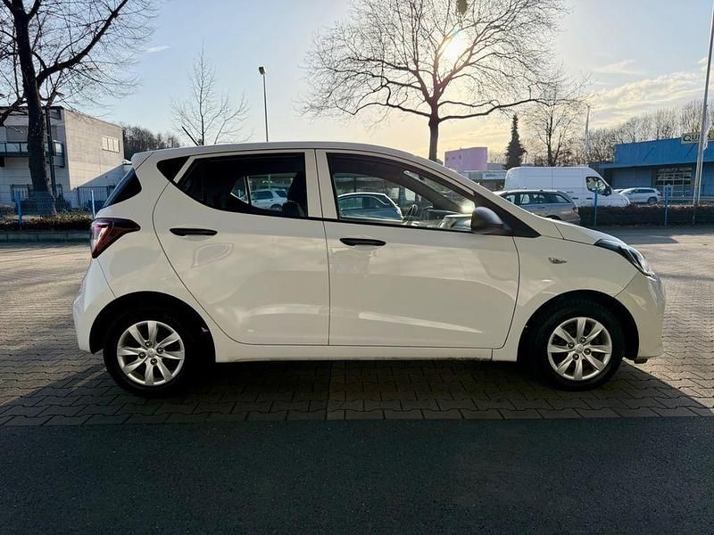 Gebraucht Hyundai i10 67 PS (49 kW) 2017 Weiß Kleinwagen
