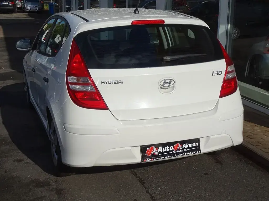Gebraucht Hyundai i30 Edition 109 PS (80 kW) 2011 Weiß Limousine