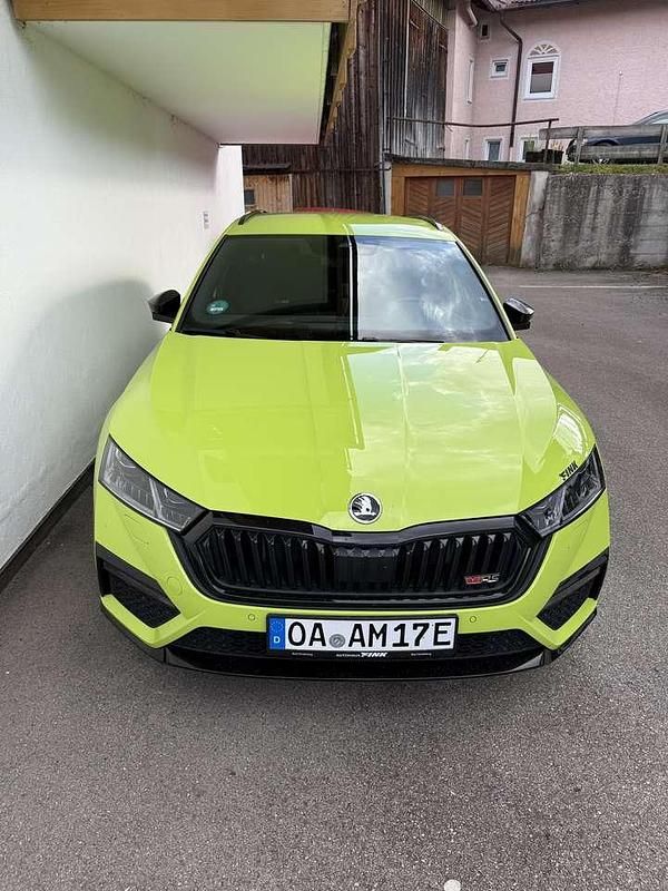 Grün Gebraucht 2023 Skoda Octavia RS Kombi | 28.500 € (Etwas zu teuer) - Bild 1/4