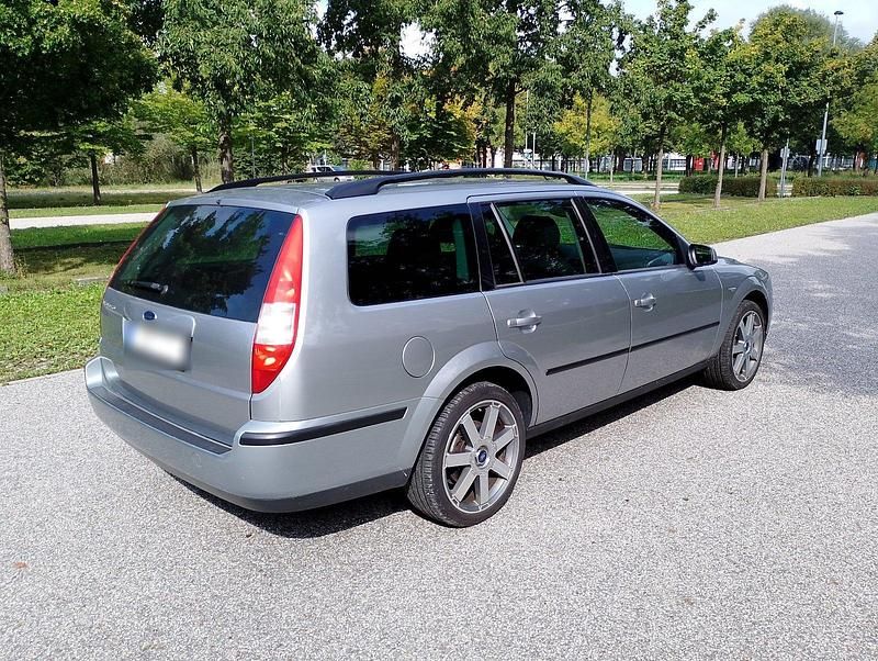 Usado Ford Mondeo 130 CV (95 kW) 2004 Plateado Familiar