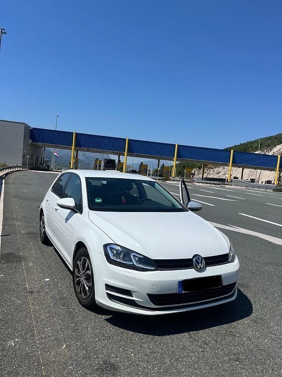 Weiß Gebraucht 2014 VW Golf VII Limousine | 7.700 € (Etwas zu teuer) - Bild 1/4