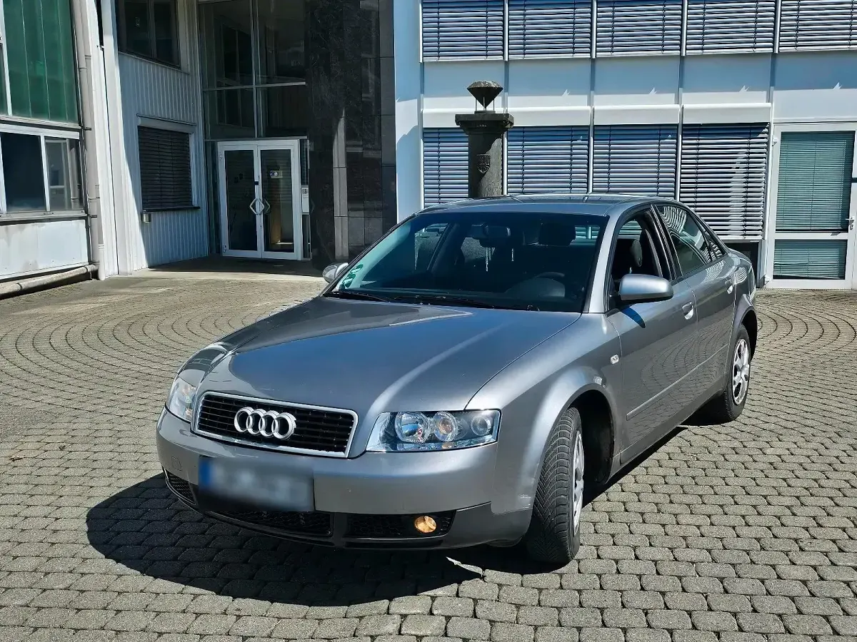 Second-hand Audi A4 131 CP (96 kW) 2001 Argintiu Berlinǎ