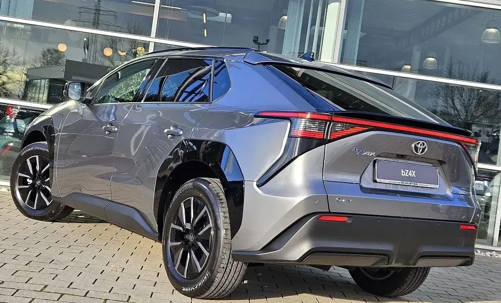 Gebraucht Toyota bZ4X 164 kW (224 PS) 2025 Precious metal metallic SUV